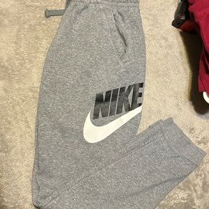 Nike standard fit boys sweat pants sz L